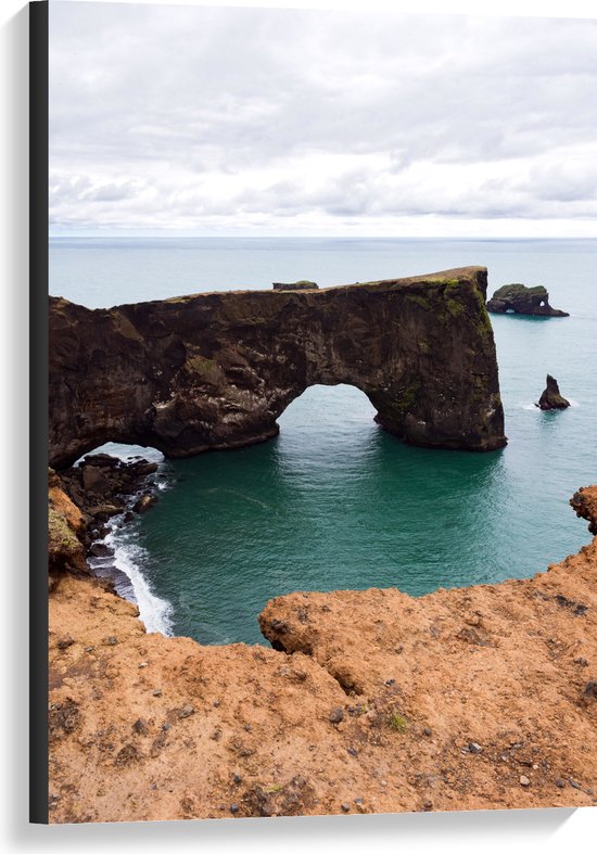 WallClassics - Canvas  - Rots met Opening in Zee op Bewolkte Dag - 60x90 cm Foto op Canvas Schilderij (Wanddecoratie op Canvas)