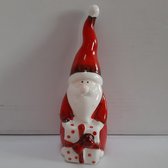 Beeldje kerstman met cadeau in rood en wit 12cm hoog