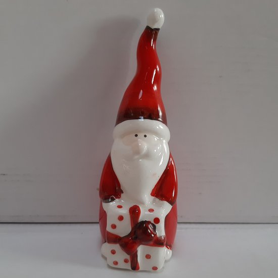 Beeldje kerstman met cadeau in rood en wit 12cm hoog