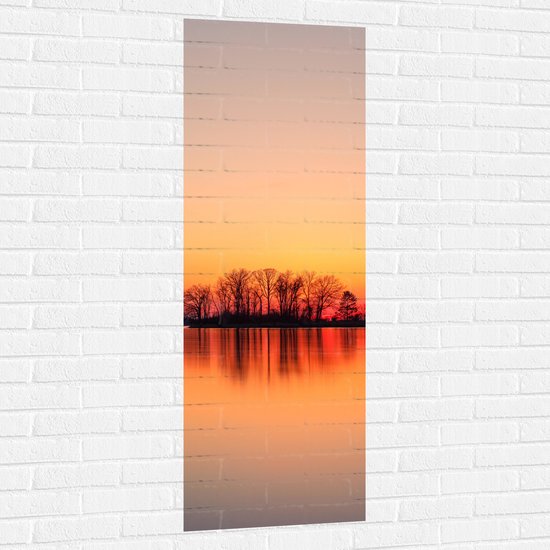 WallClassics - Muursticker - Rode Lucht bij Bomen - 50x150 cm Foto op Muursticker
