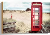 WallClassics - Hout - Rode Telefooncel in Duinen - 60x40 cm - 12 mm dik - Foto op Hout (Met Ophangsysteem)