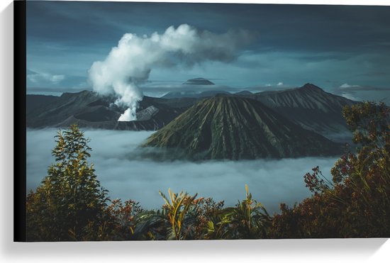 WallClassics - Canvas  - Rook uit Vulkaan - 60x40 cm Foto op Canvas Schilderij (Wanddecoratie op Canvas)