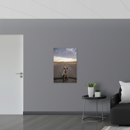 WallClassics - Bois - Chien Brave assis sur la route - 60 x 90 cm - Épaisseur 12 mm - Photo sur bois (avec système de suspension)