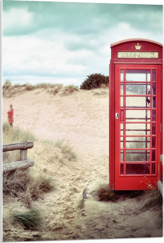 WallClassics - Acrylglas - Rode Telefooncel in Duinen - 60x90 cm Foto op Acrylglas (Wanddecoratie op Acrylaat)