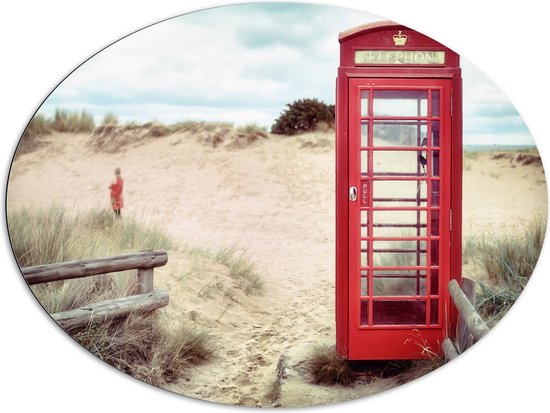 WallClassics - Dibond Ovaal - Rode Telefooncel in Duinen - 108x81 cm Foto op Ovaal (Met Ophangsysteem)
