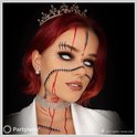 Vrouw met rode haren en een kroon, met witte zombie-make-up en gestikte wonden. Draagt witte contactlenzen.