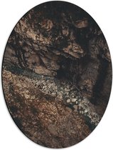 WallClassics - Dibond Ovaal - Afgrond tussen Rotsen - 42x56 cm Foto op Ovaal (Met Ophangsysteem)