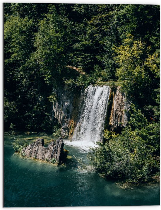 WallClassics - Dibond - Waterval Uitstromend in de Zee - 60x80 cm Foto op Aluminium (Met Ophangsysteem)