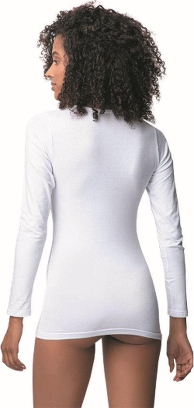 Achteraanzicht van een model in een nauwsluitend wit shirt met lange mouwen.