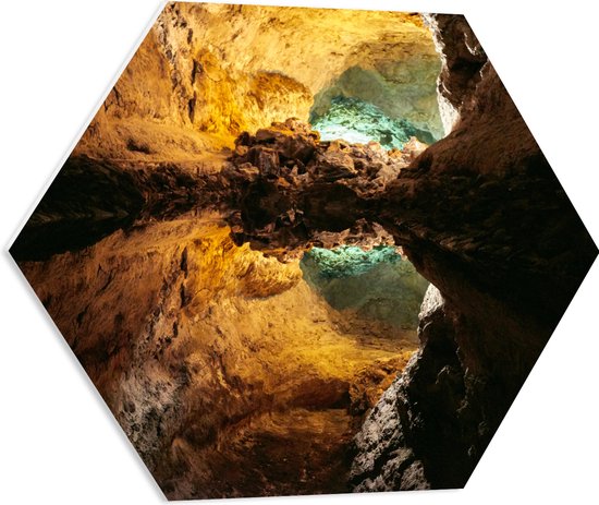 WallClassics - PVC Schuimplaat Hexagon  - Mooie Grot - Cueva de los Verdes - 60x52.2 cm Foto op Hexagon (Met Ophangsysteem)