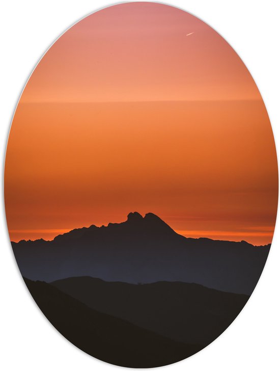 WallClassics - PVC Schuimplaat Ovaal - Silhouette van Bergen bij Zonsondergang - 60x80 cm Foto op Ovaal  (Met Ophangsysteem)