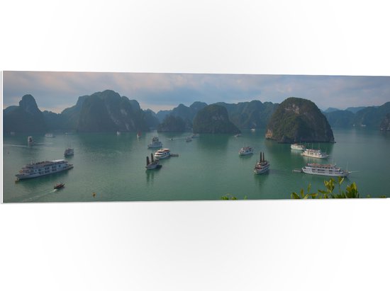 WallClassics - PVC Schuimplaat- Veel Shepen in Ha Longbaai - Vietnam - 120x40 cm Foto op PVC Schuimplaat