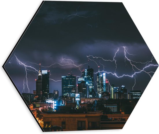 WallClassics - Dibond Hexagon - Onweer en Bliksem boven de Stad - 30x26.1 cm Foto op Hexagon (Met Ophangsysteem)