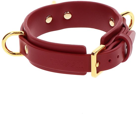 Rode lederen halsband met goudkleurige D-ringen, studs en gespsluiting, inclusief inscriptie van het merk Taboom.