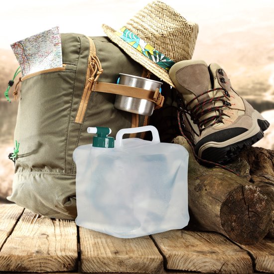 Rugzak, strooien hoed, waterfles en opvouwbare jerrycan met kraan op een houten ondergrond.