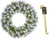 Kerstkrans/deurkrans groen met verlichting 30 lampjes en sneeuw 60 cm met gouden hanger - Kerstversiering/kerstdecoratie kransen