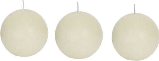 Drie ivoorwitte, rustieke bolkaarsen. Elke kaars heeft een diameter van 8 cm en een draad om op te hangen.
