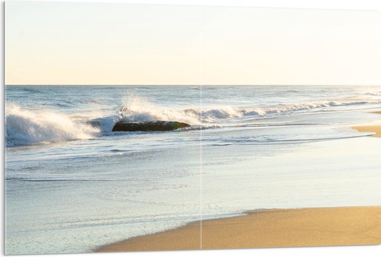 WallClassics - Acrylglas - Klotsende Golven op het Strand - 120x80 cm Foto op Acrylglas (Met Ophangsysteem)