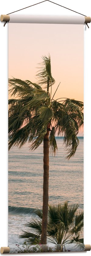 WallClassics - Textielposter - Hoge Palmbomen bij Zee - 30x90 cm Foto op Textiel