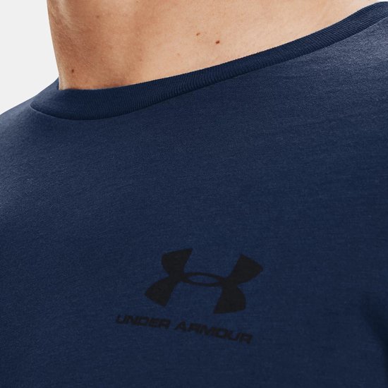 Detail van een donkerblauw sportshirt van Under Armour met zwart logo en merknaam.