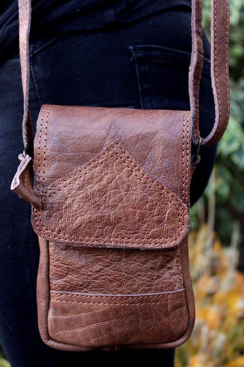 Kleine schoudertas van naturel buffelleer uit Nepal, model Parsa