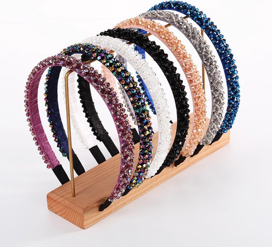 Collectie van zeven diadeems met strass steentjes in verschillende kleuren.