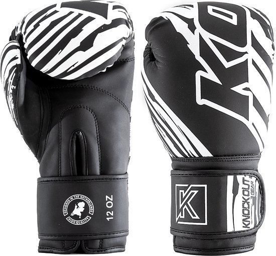 Zwarte bokshandschoenen met wit gestreept patroon op de knokkels en "KO" logo's. "12 OZ" staat op de band.