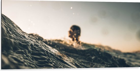 WallClassics - Dibond - Surver in de Golven - 100x50 cm Foto op Aluminium (Met Ophangsysteem)