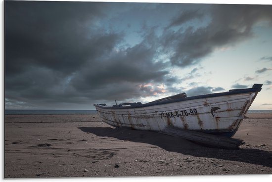 WallClassics - Dibond - Witte Boot op het Strand onder Donkere Wolken - 75x50 cm Foto op Aluminium (Wanddecoratie van metaal)