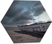WallClassics - Dibond Hexagon - Witte Boot op het Strand onder Donkere Wolken - 30x26.1 cm Foto op Hexagon (Met Ophangsysteem)