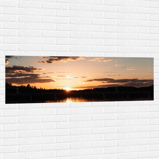 WallClassics - Muursticker - Zonsondergang aan Bosrand - 150x50 cm Foto op Muursticker