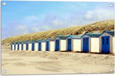 WallClassics - Tuinposter – Blauw met Witte Strandhuisjes - 75x50 cm Foto op Tuinposter  (wanddecoratie voor buiten en binnen)