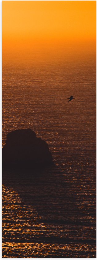 WallClassics - Poster Glanzend – Gele Hemel door Zonsondergang boven Zee - 30x90 cm Foto op Posterpapier met Glanzende Afwerking