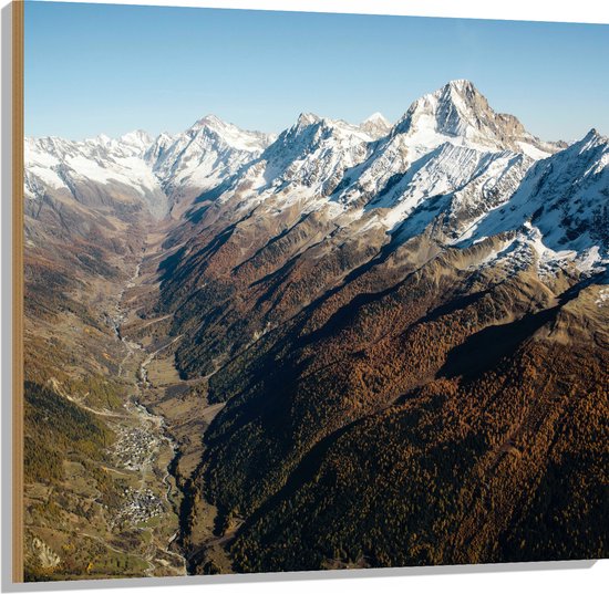 WallClassics - Hout - Besneeuwde Bergtoppen in Groot Berggebied - 100x100 cm - 12 mm dik - Foto op Hout (Met Ophangsysteem)