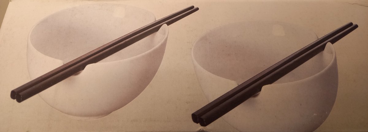 2 witte Noodle / Rijstkommen met Chopsticks