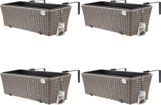 Vier beige plantenbakken met gevlochten textuur, elk met zwarte ophanging en productinformatie label.