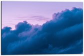WallClassics - Dibond - Wolken met Blauwe Gloed - 60x40 cm Foto op Aluminium (Wanddecoratie van metaal)