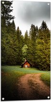 WallClassics - Tuinposter – Klein Houten Hutje bij Bomen - 50x100 cm Foto op Tuinposter  (wanddecoratie voor buiten en binnen)