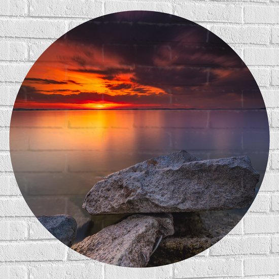 WallClassics - Muursticker Cirkel - Kleine Rotsen aan het Water met Zonsondergang - 90x90 cm Foto op Muursticker