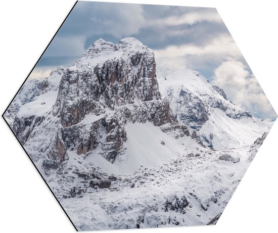 WallClassics - Dibond Hexagon - Sneeuwlandschap met Wolken - 70x60.9 cm Foto op Hexagon (Met Ophangsysteem)