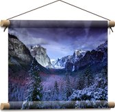 WallClassics - Textielposter - Besneeuwde Bergen met Bomen en Rotsen - 40x30 cm Foto op Textiel