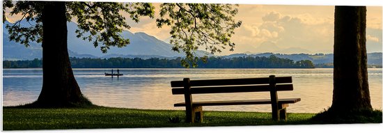 WallClassics - Panneau de mousse PVC - Banc au bord du lac avec vue sur les Montagnes - Photo 150x50 cm sur panneau de mousse PVC