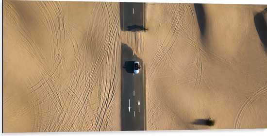 WallClassics - Dibond - Auto op Weg door Woestijn - 100x50 cm Foto op Aluminium (Met Ophangsysteem)
