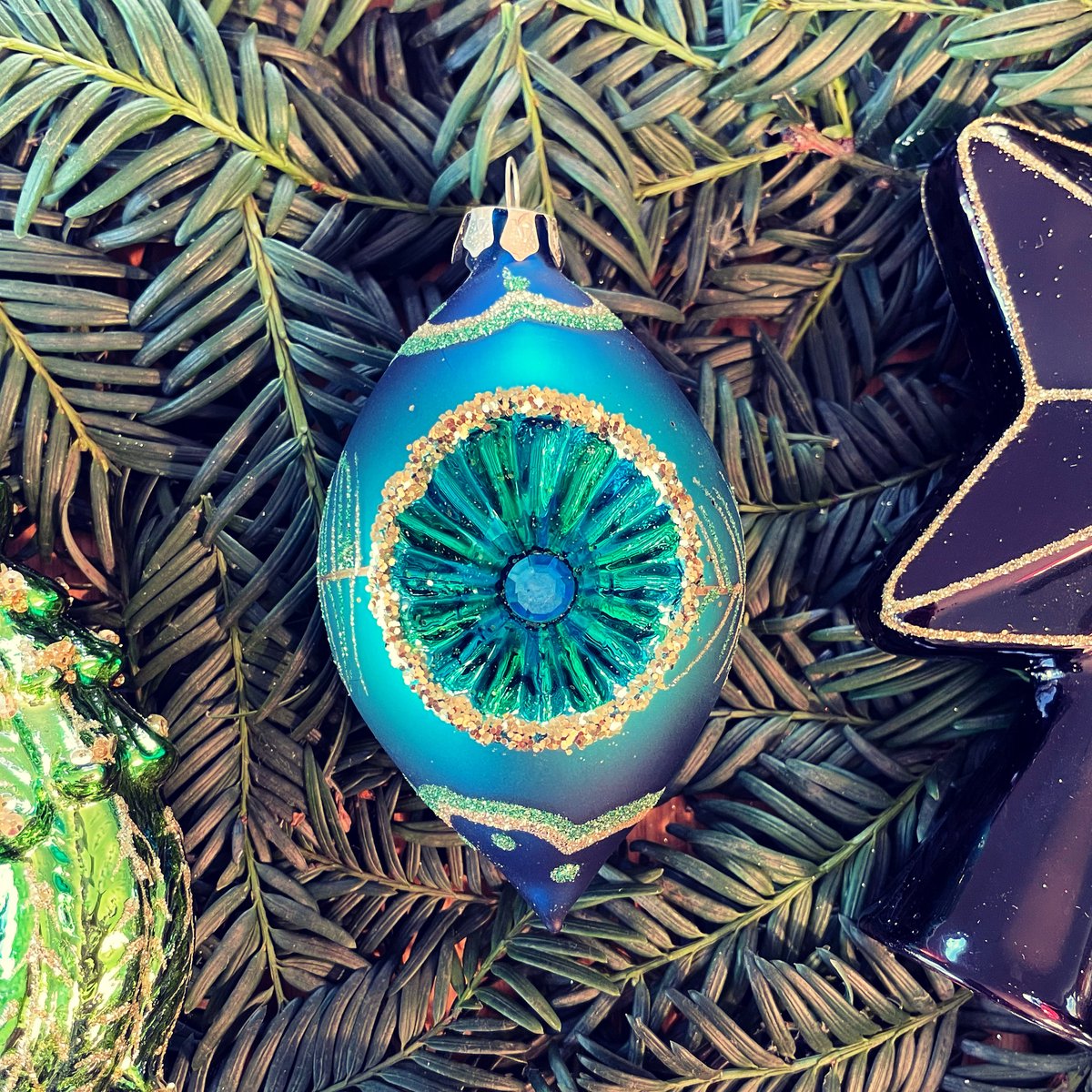 Twee Blauw Groene Reflex Kerstballen 2 vormen 8 en 11,5 cm hand
