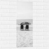 WallClassics - Muursticker - Stoelen op het Strabd met Parasol in het zwart-wit - 30x90 cm Foto op Muursticker