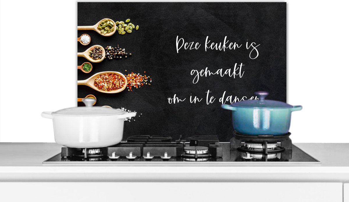Spatscherm keuken 60x40 cm - Kookplaat achterwand Quotes - Spreuken - Keuken - Deze keuken is gemaakt om in te dansen - Kruiden - Muurbeschermer - Spatwand fornuis - Hoogwaardig aluminium