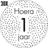 30 x Sluitsticker Sticker – Hoera 1 jaar – 40mm –  Zwart – Wit – Confetti | Envelop - Traktatiezakje - Envelop sticker | Cadeau – Gift – Cadeauzakje – Traktatie – Kadozakje - Chique inpakken - Verjaardag – Feest – Birthday - 1-12 jaar - 30 stuks