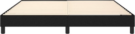 Zwart boxspringbed met houten lattenbodem en vier zwarte poten, breedbeeld.
