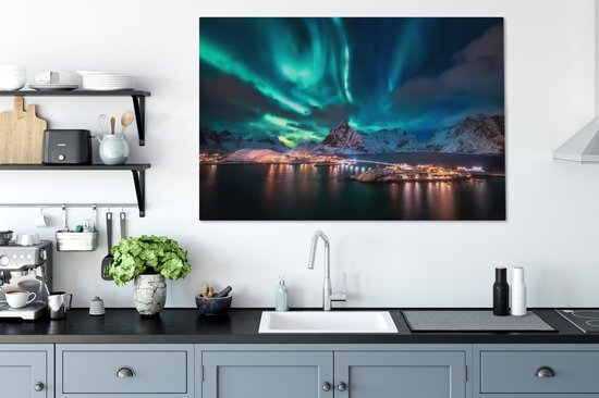 Une peinture des Lofoten avec une aurore verte et bleue au-dessus de montagnes enneigées et de maisons éclairées.