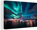 Une peinture des Lofoten avec une aurore verte et bleue au-dessus de montagnes enneigées et de maisons éclairées.